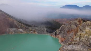 Endonezya 'daki Java adasındaki asit gölünün üzerinden yükselen sülfür dumanı