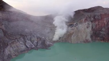 Endonezya 'daki Java adasındaki asit gölünün üzerinden yükselen sülfür dumanı