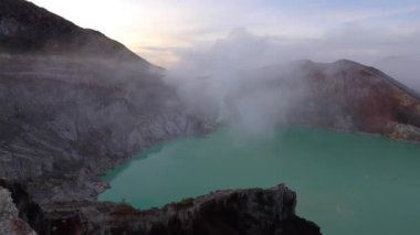 Ijen Krateri 'nin Java Adası' ndaki asit gölüyle nefes kesici manzarası.