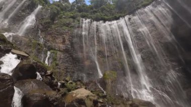 Endonezya 'daki Tumpak Sewu şelalesinin nefes kesici manzarası