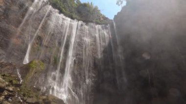 Endonezya 'daki Tumpak Sewu şelalesinin nefes kesici manzarası