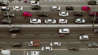Kuala Lumpur, Malezya 'da yola çıkan otomobil trafiğinin hava görüntüsü