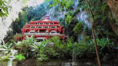 Sam Poh Tong tapınağının Ipoh, Malezya 'daki dağlarda saklı muhteşem manzarası.