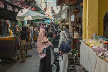 Ipoh Malezya 'nın tarihi caddesinde Malezya halkı