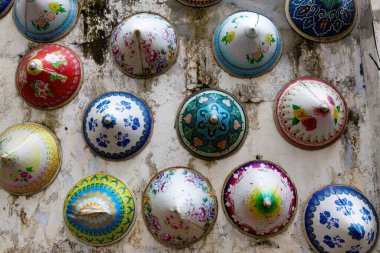 Malezya 'nın Ipoh kasabasındaki eski bir binanın duvarında çeşitli süslere boyanmış Asya konik şapkaları.