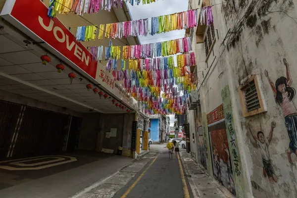 Cariye Lane, tarihi cadde, Ipoh, Malezya. Ipoh caddesini süsleyen renkli kurdeleler.