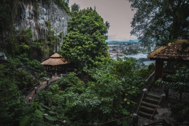 Ipoh Malezya 'daki Perak Mağara Tapınağı Taoist Tapınağı' nda bahçe ve pagodalar.