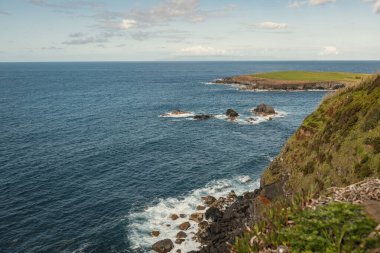 Okyanus manzaralı ve Portekiz 'in Sao Jorge adasında küçük bir ada.