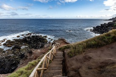 Portekiz 'in Azores adalarındaki uçurumdan dalgalı Atlantik Okyanusu' nun nefes kesici manzarası