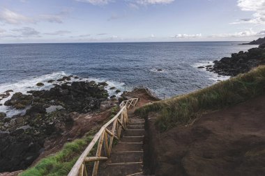 Portekiz 'in Azores adalarındaki uçurumdan dalgalı Atlantik Okyanusu' nun nefes kesici manzarası
