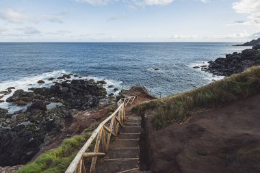 Portekiz 'in Azores adalarındaki uçurumdan dalgalı Atlantik Okyanusu' nun nefes kesici manzarası