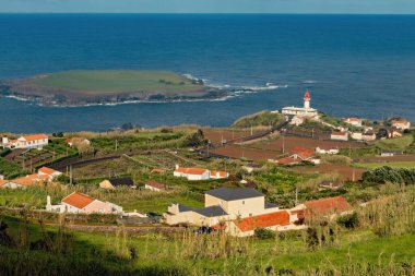 Azores 'teki Sao Jorge adasındaki Amall köyü ve deniz fenerinin nefes kesici manzarası.