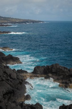 İnanılmaz Atlantik okyanus dalgaları ve kayalar Pico adasında Azores Portekiz