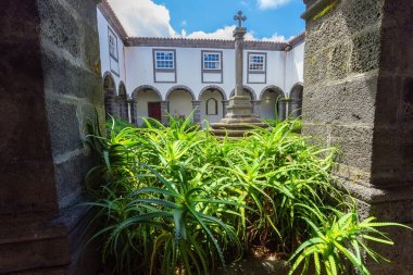 Pousada do Pico Gençlik Pansiyonu 'nun iç bahçesi Portekiz, Azores Pico Adası' ndaki eski manastır binasında yapıldı.