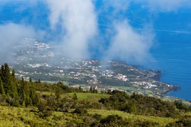 Pico Adası üzerindeki bulutların hava manzarası Azores Portekiz yeşil dağları ve çayırlar