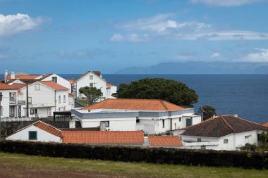 Pico Adası Azores Portekiz 'deki geleneksel Portekiz kiremit çatı evleri