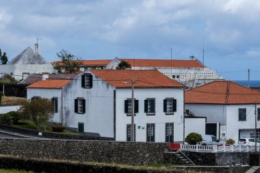 Pico Adası Azores Portekiz 'deki geleneksel Portekiz kiremit çatı evleri