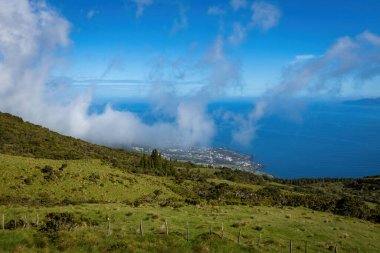 Pico Adası üzerindeki bulutların hava manzarası Azores Portekiz yeşil dağları ve çayırlar