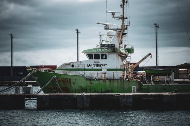 Portekiz 'in Azores adalarındaki Ponta Delgada limanında tekneler