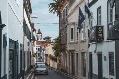 Mimarlık, Ponta Delgada San Miguel Azores Portekiz 'in sokak görünümünü ayrıntılarıyla anlatıyor.