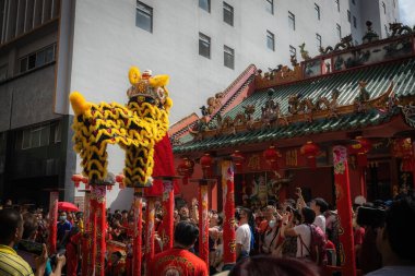 Çin Mahallesi Kuala Lumpur, Malezya 'daki Çin tapınağında aslan dansı gösterisi. Çin Yeni Yıl Kutlaması