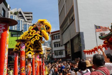 Çin Mahallesi Kuala Lumpur, Malezya 'daki Çin tapınağında aslan dansı gösterisi. Çin Yeni Yıl Kutlaması