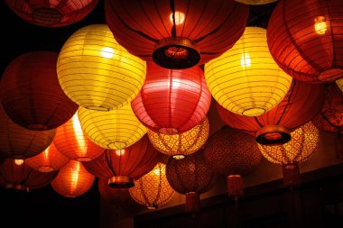 Sokaktaki Çin fenerleri, Çin kasabası, Çin yeni yıl dekorasyonu..