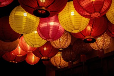 Sokaktaki Çin fenerleri, Çin kasabası, Çin yeni yıl dekorasyonu..