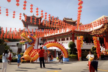 İnsanlar Kuala Lumpur 'daki geleneksel Çin tapınağı Thean Hou tapınağında dua ediyorlar. 