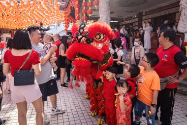 Çin Mahallesi Kuala Lumpur, Malezya 'daki Çin tapınağında aslan dansı gösterisi. Çin Yeni Yıl Kutlaması