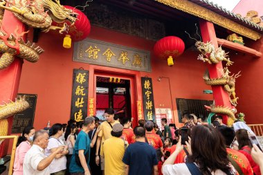 Kuala Lumpur 'daki Çin tapınağı. Çin Yeni Yılı Malezya için tapınakta insanlar ibadet ediyor.
