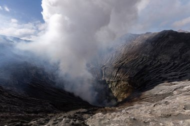 Bromo Volkanı 'ndan yükselen duman, Bromo Dağı püskürmesi Java Adası Endonezya