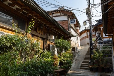 Geleneksel Kore mimarisi eski evler ve Bukchon Hanok Köyü Seul 'de sokak manzarası