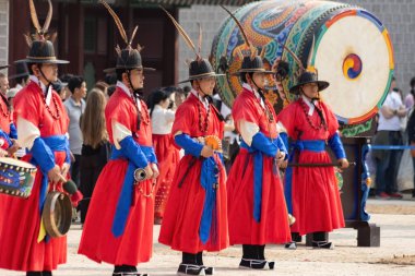 Güney Kore 'deki Gyeongbokgung Sarayı' nda nöbetçi değişimi.