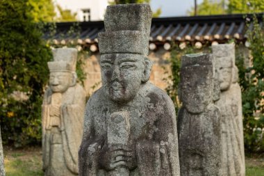 Gyeongbokgung 'daki Ulusal Halk Müzesi' nde Joseon döneminden sivil memurların heykelleri.