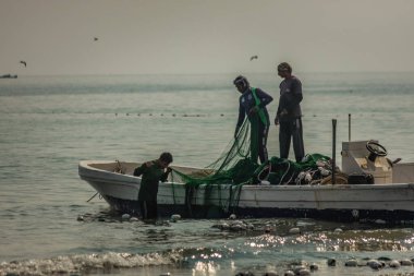 Balıkçı, Dubai Birleşik Arap Emirlikleri 'nde balıkçı tekneleriyle balık tutuyor.