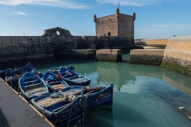 ESSAOUIRA, Fas limanında mavi boyalı botlar