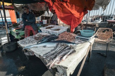 Balıkçılar taze balık ve deniz ürünleri satıyor. Essaouira Fas 'ın eski limanı.