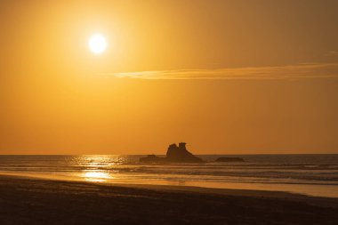 Atlantik Okyanusu 'nun muhteşem kıyı şeridi gün batımı ve uçurumlar turuncu gökyüzü Essaouira Fas