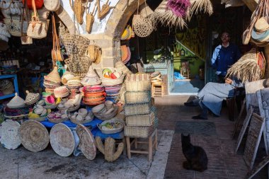 Essaouira Fas 'ta satılık baharat ve otlar.