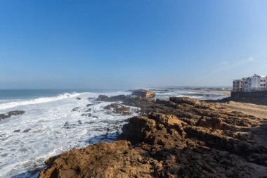 Essaouira kasabasından büyük dalgalar ve uçurumlarla Atlantik Okyanusu manzarası