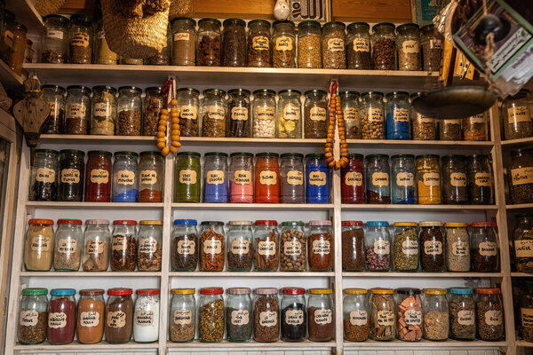 Специи и травы продаются на рынке в Эссауира-Моро