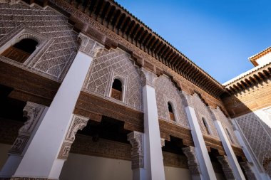 Madrasa Ben Youssef dini okulunun iç avlusunun detayları Eski kasaba Marakkesh Fas