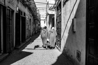 Marakkesh 'teki eski şehir Medine. Yerel halk Fas' ta günlük hayatı yaşıyor.
