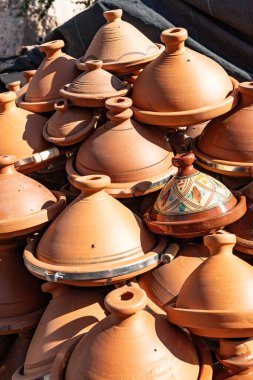 Fas 'ta piyasada satılık bir sürü kil taciri var.