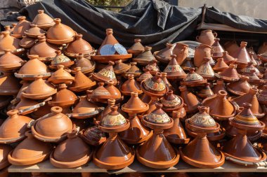 Fas 'ta piyasada satılık bir sürü kil taciri var.