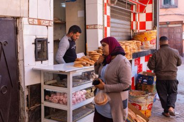 Eski Medina Marakkesh Fas 'ta taze ekmek satan bir dükkan.