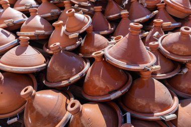 Fas 'ta piyasada satılık bir sürü kil taciri var.