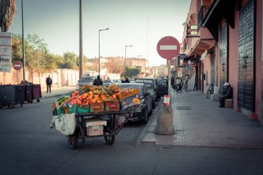 Marakkesh Medina Fas 'taki meyve tezgahında.
