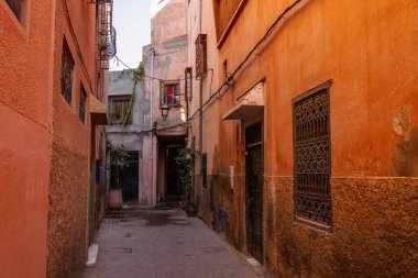 Marakeş 'teki eski şehir Medine' nin sokak manzarası ve dar Fas sokağı.